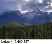 Clouds over mountain, Saskatchewan River Crossing, Icefields Parkway, Jasper, Alberta, Canada. Стоковое фото, агентство Ingram Publishing / Фотобанк Лори