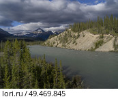 North Saskatchewan River with mountains in the background, Icefields Parkway, Jasper, Alberta, Canada. Стоковое фото, агентство Ingram Publishing / Фотобанк Лори