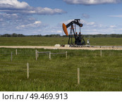Oil Pump in field, Alberta Highway 22, Alberta, Canada. Стоковое фото, агентство Ingram Publishing / Фотобанк Лори