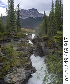 Waterfalls in forest with mountain in the background, Athabasca Falls, Saskatchewan River Crossing, Icefields Parkway, Jasper, Alberta, Canada. Стоковое фото, агентство Ingram Publishing / Фотобанк Лори