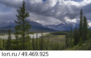 Clouds over landscape, Saskatchewan River Crossing, Icefields Parkway, Jasper, Alberta, Canada. Стоковое фото, агентство Ingram Publishing / Фотобанк Лори