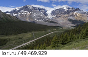 Elevated view of highway passing through mountainous landscape, Columbia Icefield, Icefields Parkway, Jasper, Alberta, Canada. Стоковое фото, агентство Ingram Publishing / Фотобанк Лори