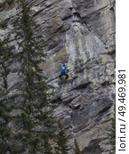 Person climbing rock, Lake Louise, Improvement District 9, Banff National Park, Alberta, Canada. Стоковое фото, агентство Ingram Publishing / Фотобанк Лори