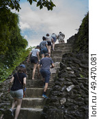 Tourists moving up steps at Ancient Mayan Archaeological Site, San Jose Succotz, Cayo District, Belize. Стоковое фото, агентство Ingram Publishing / Фотобанк Лори