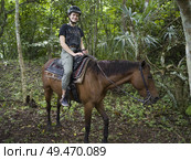 Woman riding horse, Chaa Creek Road, Chaa Creek Nature Reserve, San Ignacio, Belize. Стоковое фото, агентство Ingram Publishing / Фотобанк Лори