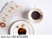 spelling cards and cup with  coffee grounds  around white. Стоковое фото, агентство Ingram Publishing / Фотобанк Лори