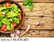 Summer salad with fresh green.Salad with spinach and sorrel.. Green salad with spinach and sorrel. Стоковое фото, агентство Ingram Publishing / Фотобанк Лори