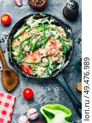 Protein scrambled eggs with asparagus beans. Fried eggs with vegetables.Fitness food. Dietary scrambled eggs from proteins. Стоковое фото, агентство Ingram Publishing / Фотобанк Лори