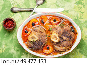 Ossobuco,traditional dish of Italian cuisine.Prepared osso buco veal. Ossobuco, beef with apricot. Стоковое фото, агентство Ingram Publishing / Фотобанк Лори