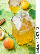 Ripe apricot wine.Alcoholic drink.Fruit wine or liquor in glass. Homemade apricot wine. Стоковое фото, агентство Ingram Publishing / Фотобанк Лори