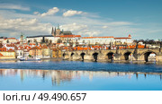 Charles Bridge and historical buildings in Prague from across the river (2016 год). Редакционное фото, фотограф Аnna Ivanova / Фотобанк Лори