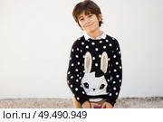 Nice seven years old girl with short hair smiling on camera on a white wall.. Seven years old girl with short hair smiling on a white wall. Стоковое фото, агентство Ingram Publishing / Фотобанк Лори