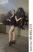 Woman showcases stunning winged outfit in a creative studio setting. Стоковое видео, видеограф Гурьянов Андрей / Фотобанк Лори