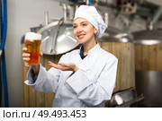 Portrait of positive woman brewmaster with glass of beer. Стоковое фото, фотограф Яков Филимонов / Фотобанк Лори