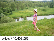 Маленькая красивая девочка на берегу реки. Стоковое фото, фотограф Диана Лукьянова / Фотобанк Лори
