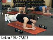 Guy standing on forearms in plank pose during bodyweight workout. Стоковое фото, фотограф Яков Филимонов / Фотобанк Лори