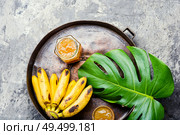 Bananas jam in a glass jar.Homemade jam and fresh banana. Tasty banana jam. Стоковое фото, агентство Ingram Publishing / Фотобанк Лори