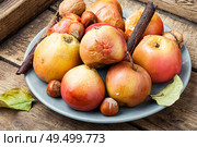 Baked apples with cinnamon and nuts.Autumn food. Red baked apples. Стоковое фото, агентство Ingram Publishing / Фотобанк Лори