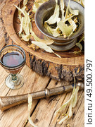 Herbal medicine.Healing tincture or decoction of linden flowers. Healing tincture of linden. Стоковое фото, агентство Ingram Publishing / Фотобанк Лори
