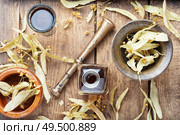 Herbal medicine.Healing tincture or decoction of linden flowers. Healing linden potion. Стоковое фото, агентство Ingram Publishing / Фотобанк Лори