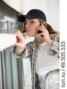 woman contractor worker with noise cancelling headphones. Стоковое фото, агентство Ingram Publishing / Фотобанк Лори