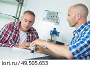 men signing a contract at office. Стоковое фото, агентство Ingram Publishing / Фотобанк Лори