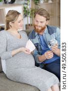 pregnant happy couple with baby accessories. Стоковое фото, агентство Ingram Publishing / Фотобанк Лори