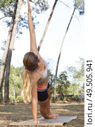 slim barefooted young woman in side plank. Стоковое фото, агентство Ingram Publishing / Фотобанк Лори