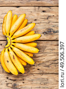 Bananas on an old wooden table.A bunch of ripe bananas.. Ripe unpeeled bananas. Стоковое фото, агентство Ingram Publishing / Фотобанк Лори