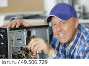 professional man repairing and assembling a computer. Стоковое фото, агентство Ingram Publishing / Фотобанк Лори
