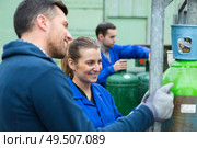 portrait of pressurize container workers. Стоковое фото, агентство Ingram Publishing / Фотобанк Лори