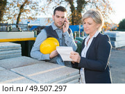 safety officer next to manager. Стоковое фото, агентство Ingram Publishing / Фотобанк Лори