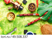 Smoking hookah.Turkish hooka.Shisha with fruity aroma of tobacco.. Cooking smoking hookah. Стоковое фото, агентство Ingram Publishing / Фотобанк Лори