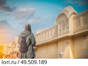 Woman in hijab against the background of the  Hawa Mahal . Стоковое фото, агентство Ingram Publishing / Фотобанк Лори