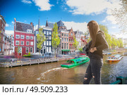The girl listens to music and walks around Amsterdam. Стоковое фото, агентство Ingram Publishing / Фотобанк Лори
