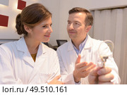 opticians working in the laboratory. Стоковое фото, агентство Ingram Publishing / Фотобанк Лори