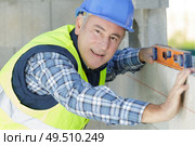 a builder with professional level. Стоковое фото, агентство Ingram Publishing / Фотобанк Лори