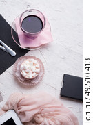 life style set at meeting in cafe.Thai blue, Butterfly pea tea served with fresh figs and panna cotta cake and fruit piece of cake on serving napkins. flat lay. Стоковое фото, агентство Ingram Publishing / Фотобанк Лори