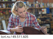 portrait of woman dusting furniture. Стоковое фото, агентство Ingram Publishing / Фотобанк Лори