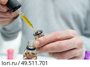closup of pipette refilling electronic cigarette. Стоковое фото, агентство Ingram Publishing / Фотобанк Лори