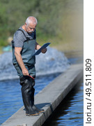 aquaculture fisherman inspecting the area. Стоковое фото, агентство Ingram Publishing / Фотобанк Лори