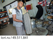 portrait of man replacing the wheel. Стоковое фото, агентство Ingram Publishing / Фотобанк Лори