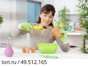 happy woman doing gardening at home. Стоковое фото, агентство Ingram Publishing / Фотобанк Лори