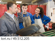 welder master with trainees at work. Стоковое фото, агентство Ingram Publishing / Фотобанк Лори