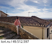 Mother and daughter sitting on a balcony enjoying the views of Granada from the Realejo neighborhood.. Mother and daughter enjoying the views of Granada from the Realejo neighborhood. Стоковое фото, агентство Ingram Publishing / Фотобанк Лори