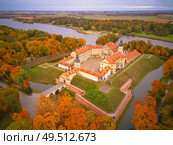 Autumn aerial view of Medieval castle in Nesvizh. Colorful maple park in Niasvizh ancient town. Minsk Region, Belarus. Стоковое фото, агентство Ingram Publishing / Фотобанк Лори