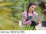 horticulture business female worker entertaining client. Стоковое фото, агентство Ingram Publishing / Фотобанк Лори