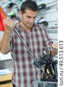 man adjusting golf club. Стоковое фото, агентство Ingram Publishing / Фотобанк Лори