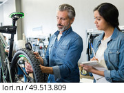 portrait of bike apprentice assembler. Стоковое фото, агентство Ingram Publishing / Фотобанк Лори