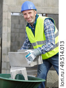 portrait of a builder working with concrete blocks. Стоковое фото, агентство Ingram Publishing / Фотобанк Лори